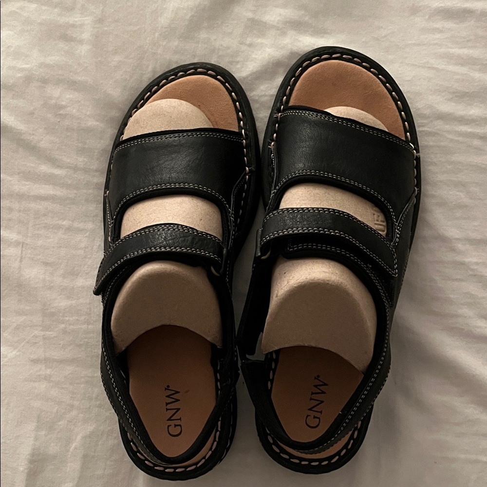 GNW women’s Black and Tan Sandals